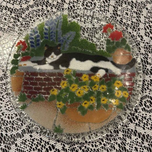 Peggy Karr Fused Art Glass Decor Plate Tuxedo Cat Garden Wall Flowers SIGNED - Picture 2 of 7